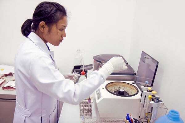 researcher analyzing prp centrifuge